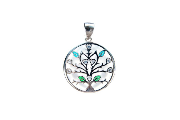 Les pendentifs hommes : un must-have de la mode masculine ?