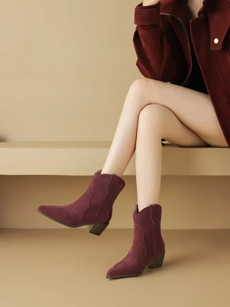Le grand retour des santiags : comment ces bottes mythiques envahissent à nouveau les dressings féminins