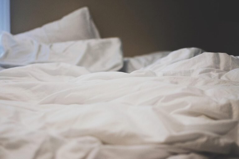 Les 4 meilleurs tissus pour des draps soyeux : confort et élégance au rendez-vous