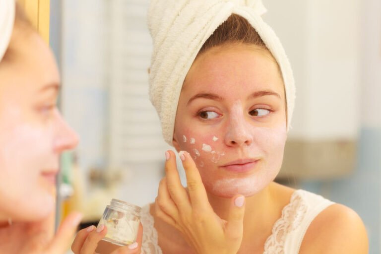Bakuchiol vs Rétinol : lequel choisir pour une peau sensible et réactive ?