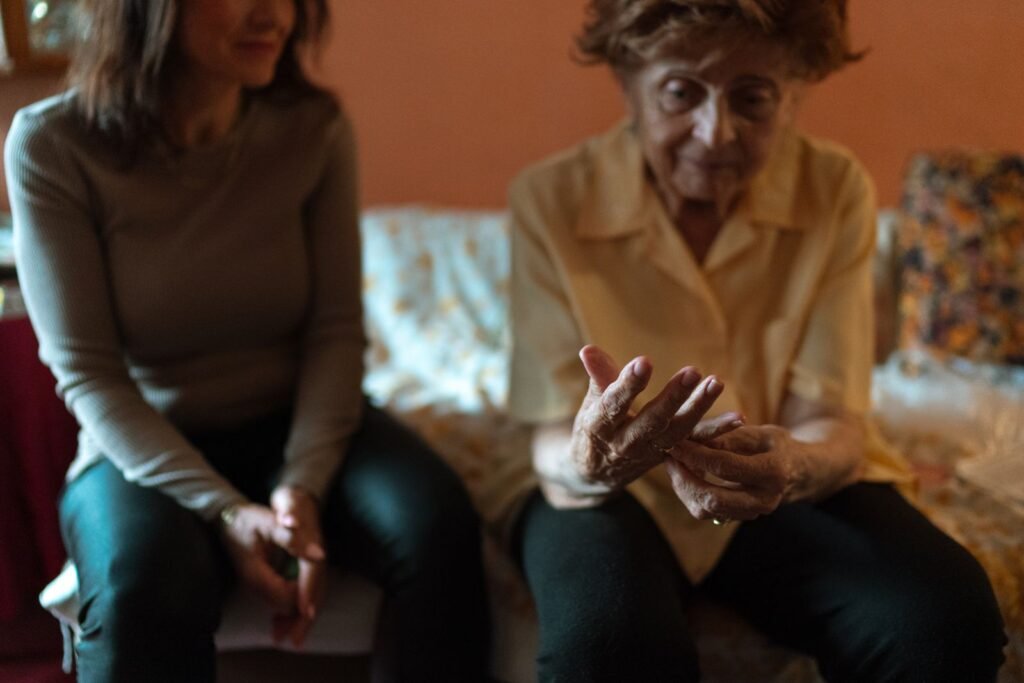 Aide à domicile ou auxiliaire de vie : la différence qui change les gestes autorisés et le tarif