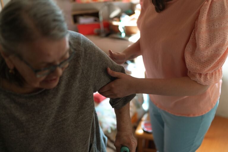 Alzheimer et aide à domicile : ce qui change dans l’organisation d’une journée